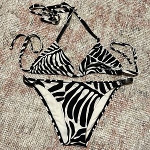 White and black tropical patterned 2 piece bikini. Top: M, Bottom: L